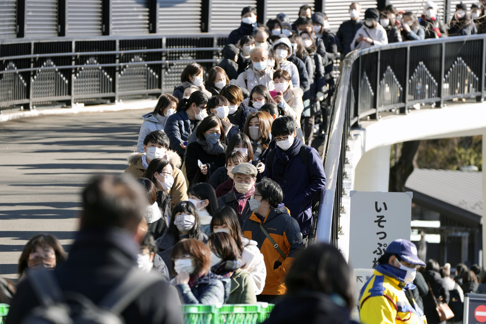 [사진=마스크를 착용한 도쿄 시민들, AP/연합뉴스]