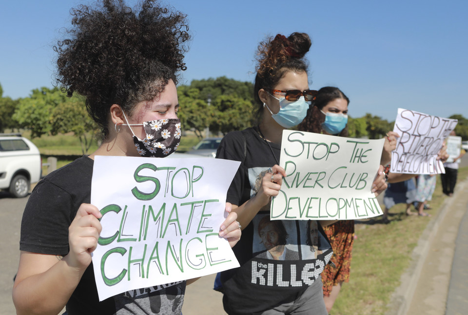 [사진=아마존 개발을 반대하는 시민들/AP,연합뉴스]