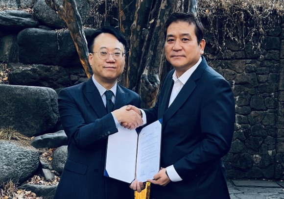 [사진=MOU 체결식에 참여한 아오젠 프로젝트 김재원 대표(좌)와 한국영화감독협회 양윤호(우), 한국영화감독협회]