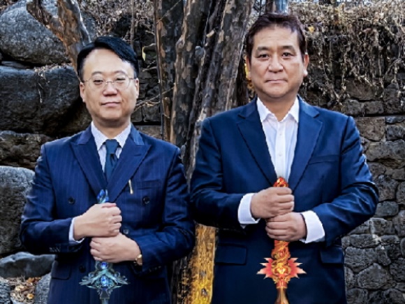 [사진=MOU 체결식에 참여한 아오젠 프로젝트 김재원 대표(좌)와 한국영화감독협회 양윤호 이사장(우),한국영화감독협회]