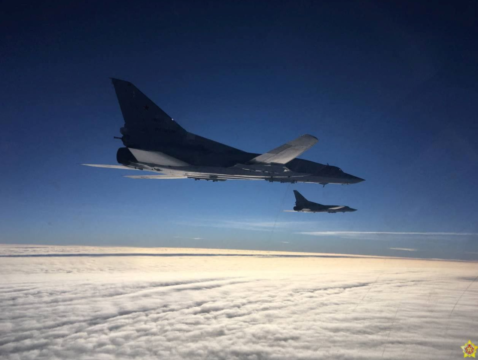 [사진=5일(현지 시각) 핵 탑재가 가능한 러시아의 장거리 폭격기 Tu-22M3가 인접국 벨라루스 상공을 비행하고 있다, 로이터/연합뉴스]