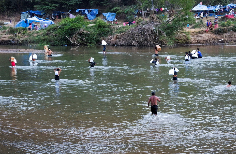 [사진=물가에 내몰린 미얀마 난민들, 로이터/연합뉴스]