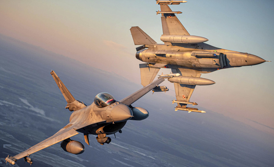 [사진=북대서양조약기구 소속 F-16 전투기, AP/리투아니아 국방부/연합뉴스]