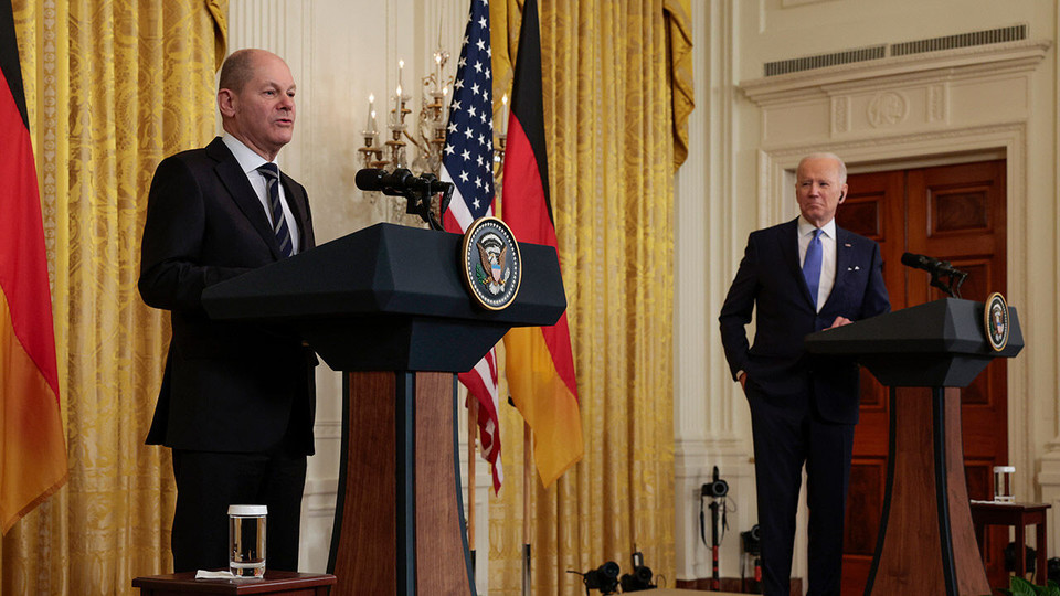 [사진=7일(현지시간) 올라프 숄츠 독일 총리(왼쪽)과 조 바이든 미국 대통령(오른쪽)이 백악관 집무실에서 만났다, 게티이미지코리아]