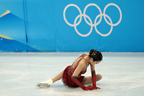 [사진=실수하는 중국 피겨스케이팅 선수 주이.연합뉴스]