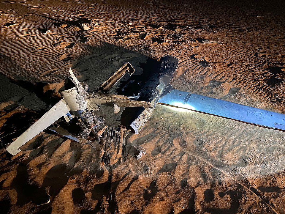 [사진=사우디 남부에 떨어진 미사일 잔해, 로이터/연합뉴스]