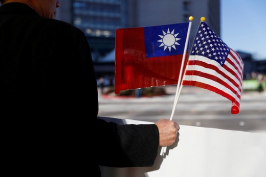 [한 남성이 대만과 미국 국기를 함께 들고 있다. 사진=로이터]