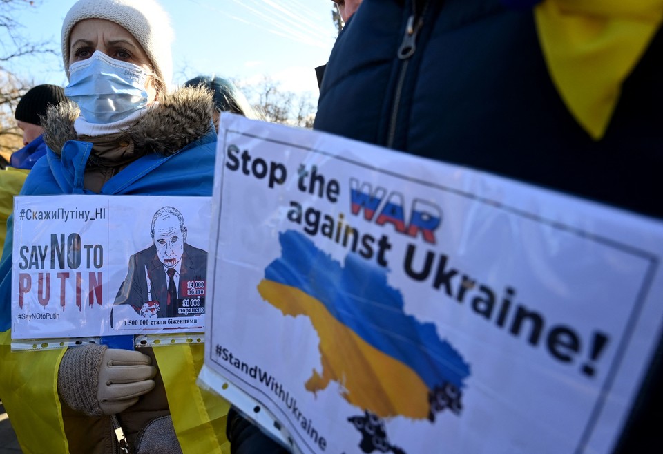 [사진=전쟁에 반대하는 우크라이나 시민들, AFP/연합뉴스]