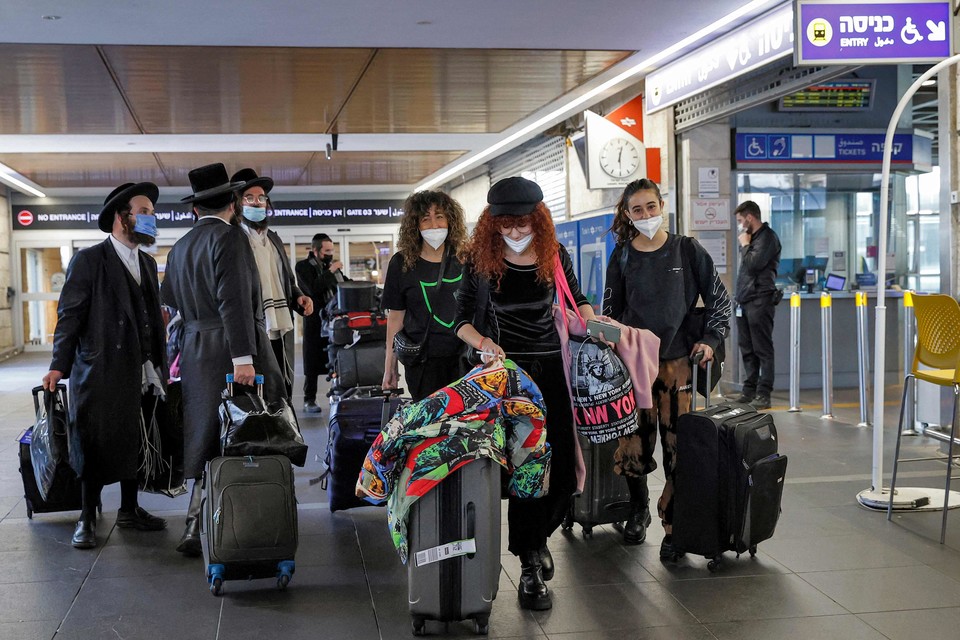 [사진=우크라이나를 떠나 입국하는 이스라엘 국민들, AFP/연합뉴스]
