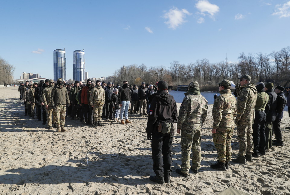 [사진=러시아 침공에 대비해 군사훈련을 받는 중인 우크라이나 시민들, EPA/연합뉴스]