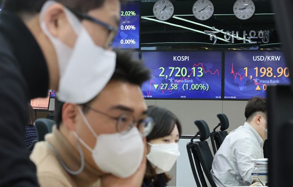 [사진=14일 하나은행 딜링룸, 연합뉴스]