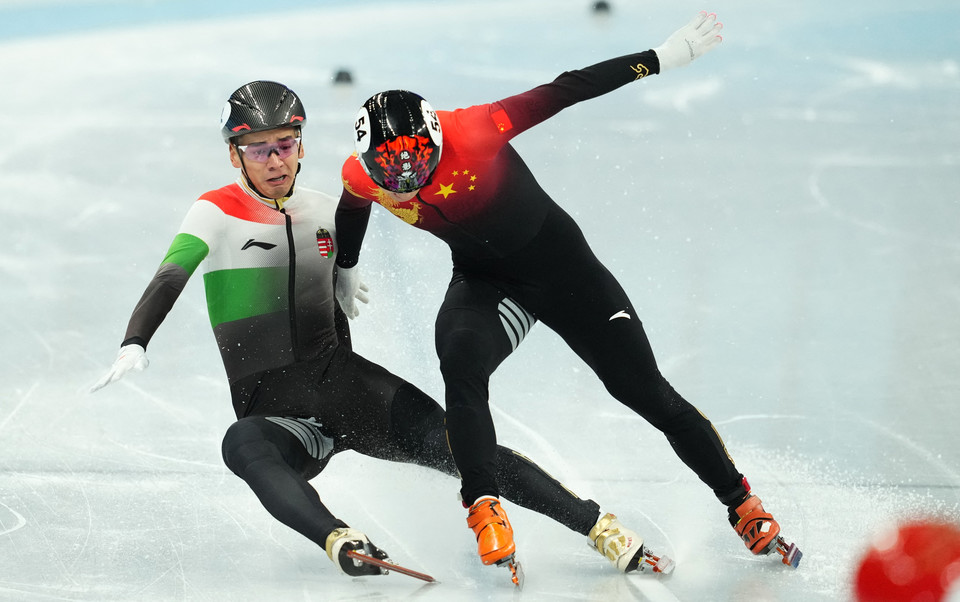 [사진=결승에서 1등으로 달리고 있는 헝가리 류 샤오린을 잡아 당기는 중국 선수, 로이터/연합뉴스]