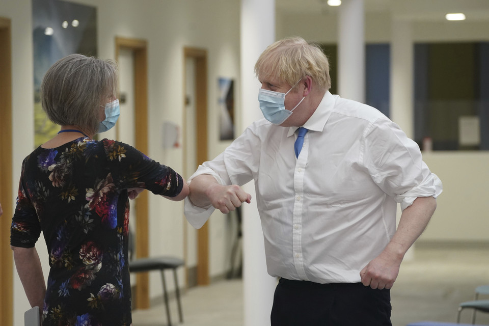 [사진=팔꿈치 인사 중인 보리스 존슨 영국 총리, AP/연합뉴스]