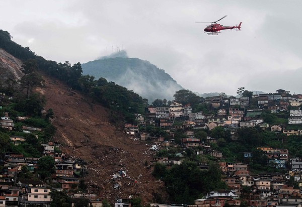 Helicóptero de resgate de emergência sobrevoando Petrópolis, Brasil [사진=AFP/연합뉴스]