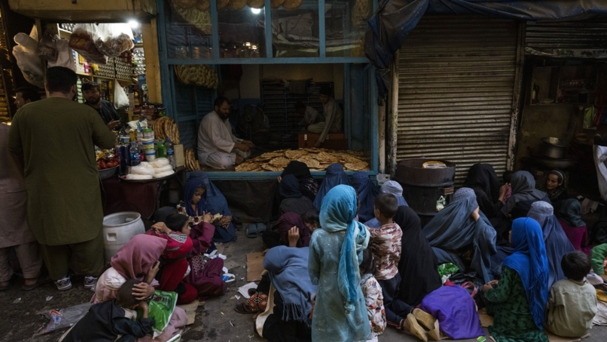 무료 빵 나눔을 기다리는 아프간인들 [출처=연합뉴스]