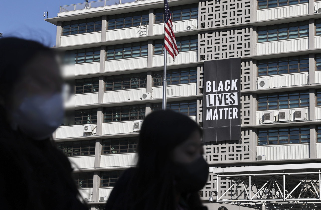 미국 대사관에 걸린 흑인 인권운동 캠페인 현수막('Black Lives Matter'흑인의 생명도 중요하다) [출처=연합뉴스]