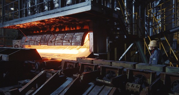 질소산화물 저감 설비가 도입된 동국제강 신평공장 가열로에서 빌릿(billet)이 압연라인에 투입되고 있다.