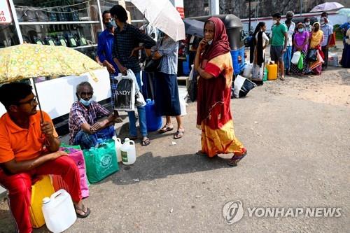 스리랑카 콜롬보의 주유소에서 기름을 사기 위해 줄 선 주민들 [사진= 연합뉴스]