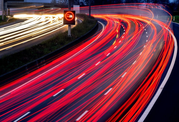 프랑크푸르트의 도로를 지나는 자동차 연속촬영[사진=AP/연합뉴스]