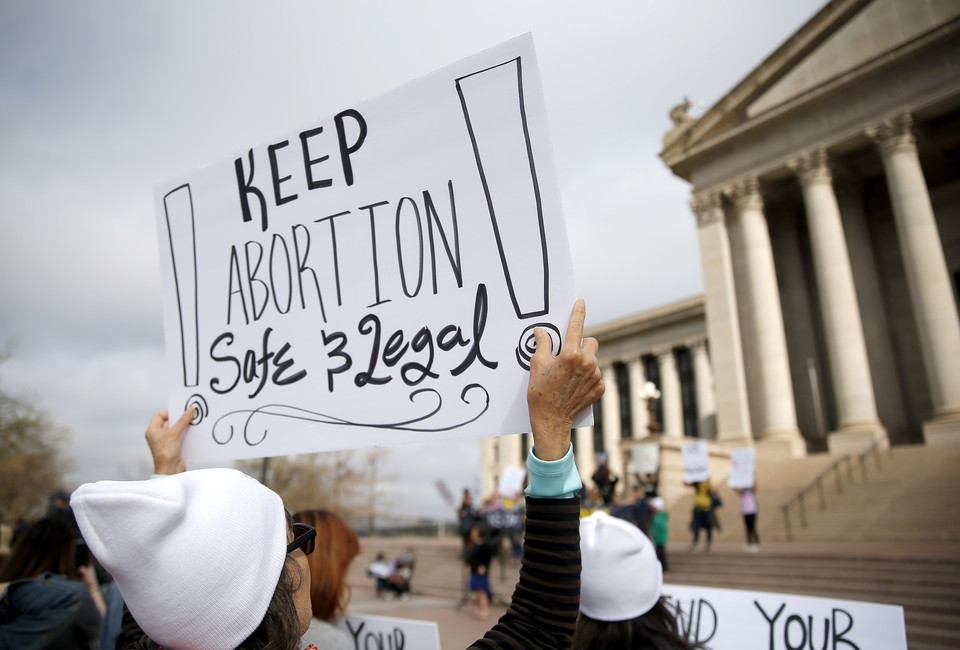 지난 5일(현지시간) 오클라호마 주의 사당 앞에서 낙태권 지지 시위를 하고있다.[출처= AP/연합뉴스]