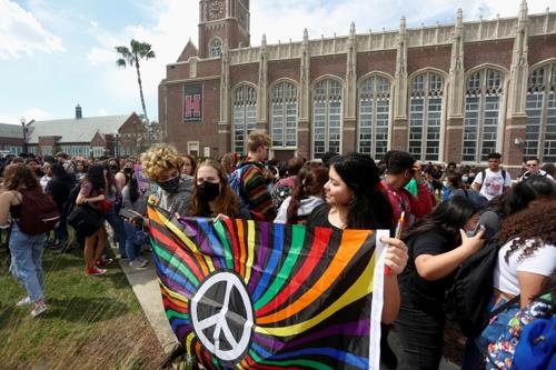 동성애교육 금지법에 대하여 항의 시위하는 미국 플로리다주 고교생들 [사진=로이터/연합뉴스]