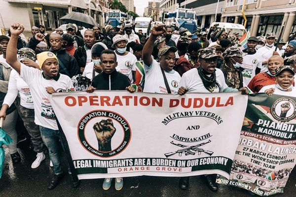 외국인이민자 축출을 요구하는 시위대[사진=AFP/연합뉴스]