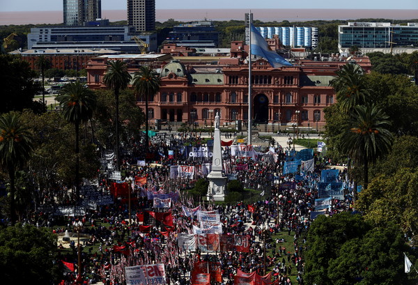 지난 13일 아르헨티나 부에노스 아이레스에서의 시위 [사진=로이터/연합뉴스]