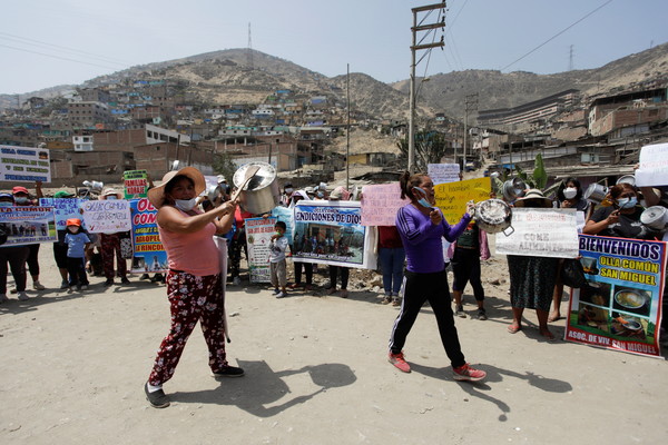 지난 11일, 페루 외곽의 팜플로나 알타에서 정부 지원을 촉구하는 시민들 [사진=로이터/연합뉴스]