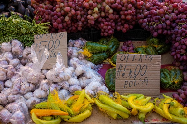 지난 11일, 칠레 산티아고에서 과일과 채소가 판매되고 있다. [사진=AFP/연합뉴스]