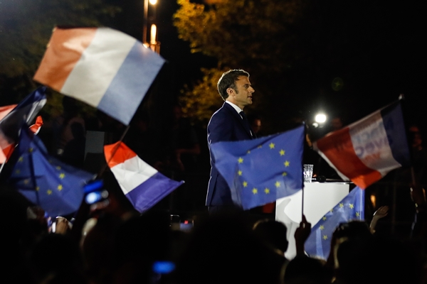 마크롱 대통령 대중연설 중 함께 나부끼는 프랑스국기와 유럽연합기 [사진=EPA/연합뉴스]