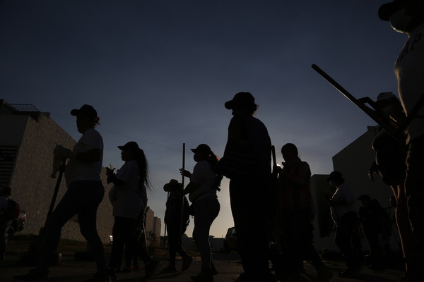 지난 3일, 멕시코의 실종자 수색대원들이 할리스코주에서 현장 조사를 하고 있다 [사진=EPA/연합뉴스]