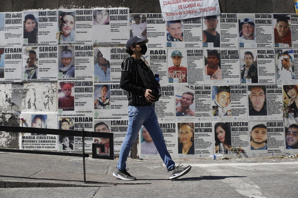 지난달 18일, 실종된 사람들의 초상화 타일이 설치된 멕시코의 Glorieta de los Ninos Heroes [사진=EPA/연합뉴스]