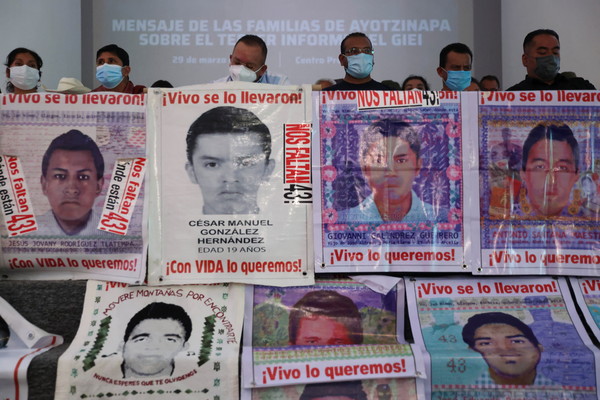 지난 2018년 4월 26일, 실종된 대학생 43명의 친척들이 멕시코시티에서 행진했다 [사진=AP/연합뉴스]