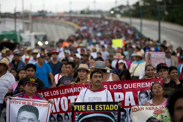 지난 2015년 9월 26일, 멕시코 칠판싱고에서 실종된 대학생 43명의 친척들이 실종 1주년을 맞아 행진을 이끌고 있다 [사진=AP/연합뉴스]