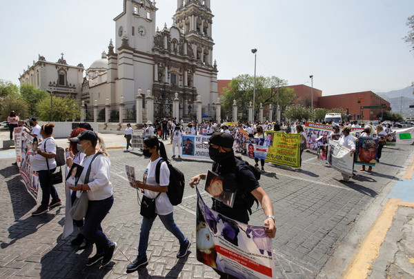 지난 3월 27일, 멕시코 실종자의 가족들이 정부에 도움을 요청하는 행진을 하고 있다 [사진=로이터/연합뉴스]