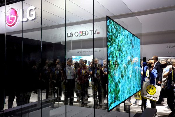 LG의 OLED TV [사진=로이터/연합뉴스]​​​​​​​ 한국의 '디스플레이 주도권', 'TV'만 남았다, 삼성디스플레이 및 LG디스플레이36.3%
