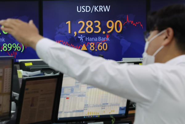연고점 경신하는 순간의 원달러 환율 [사진=연합뉴스]