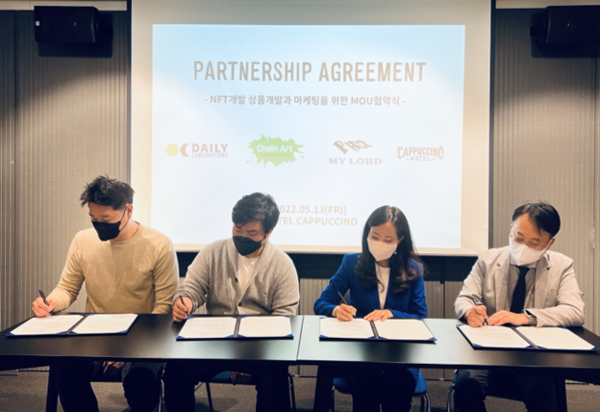 사진. ‘호텔 카푸치노’ NFT 상품 개발을 위한 파트너십 체결(좌로부터 체인아트 이한준 대표, 데일리레보라토리 홍종훈 대표, 호텔 카푸치노 유경진 총지배인, 마이로드 김재원 대표)