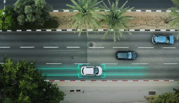 electrion사의 무선 충전 도로 [사진=Bilderish Studio 유튜브 캡쳐]