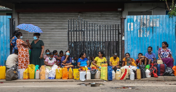 스리랑카 콜롬보에서 사람들이 기름을 사기 위해 줄을 서고 있다. [사진=EPA/연합뉴스]