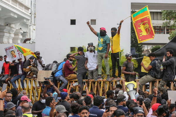 스리랑카 콜롬보에서 시위대가 경제 위기에 대처하지 못한 대통령의 사임을 요구하고 있다. [사진=EPA/연합뉴스]
