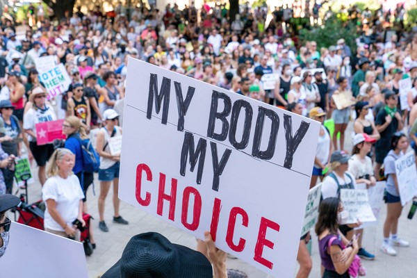 지난 6월 24일, 연방 법원 광장에서 사람들이 시위하고 있다. 누군가 "MY BODY MY CHOICE(내 몸 내 선택)"이라는 팻말을 들고 있다. [사진=AFP/연합뉴스]