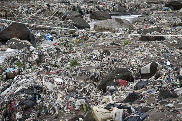 지난 8일, 과테말라 치나우틀라의 라스 바카스 강 유역에 있는 쓰레기의 모습이다. [사진=AFP/연합뉴스]