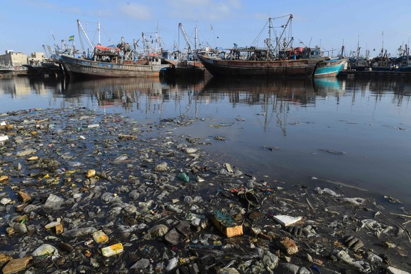 지난 8일 파키스탄 카라치 항구에 쓰레기가 가득 떠 있다. [사진=AFP/연합뉴스]