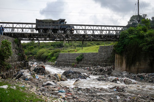 쓰레기로 덮인 라스 바카스 강의 모습이다. [사진=AFP/연합뉴스]
