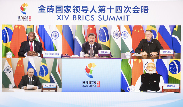 [사진=시진핑(화면 위 가운데) 중국 국가주석이 22일 화상으로 열린 제14차 브릭스(BRICS·브라질, 러시아, 인도, 중국, 남아공 등 신흥 경제 5개국) 국가 정상회의를 주재하고 있다. 위 왼쪽부터 시계방향으로 시릴 라마포사 남아공 대통령, 시 주석, 자이르 보우소나루 브라질 대통령, 나렌드라 모디 인도 총리. 블라디미르 푸틴 러시아 대통령,Xinhua/연합뉴스]