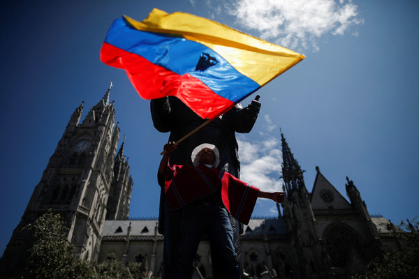 에콰도르 국기를 흔드는 원주민의 모습 [사진=로이터/연합뉴스]