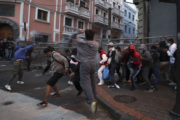 수도 키토에서 벌어졌던 시위{사진=EPA 연합뉴스}