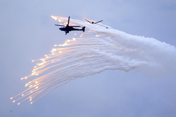 [사진=실탄 사격하는 대만군 아파치 헬기, AP/연합뉴스]