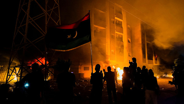 지난 1일, 리비아 토브루크에서 시위대가 리비아 의회 건물에 불을 질렀다. [사진=로이터/연합뉴스]